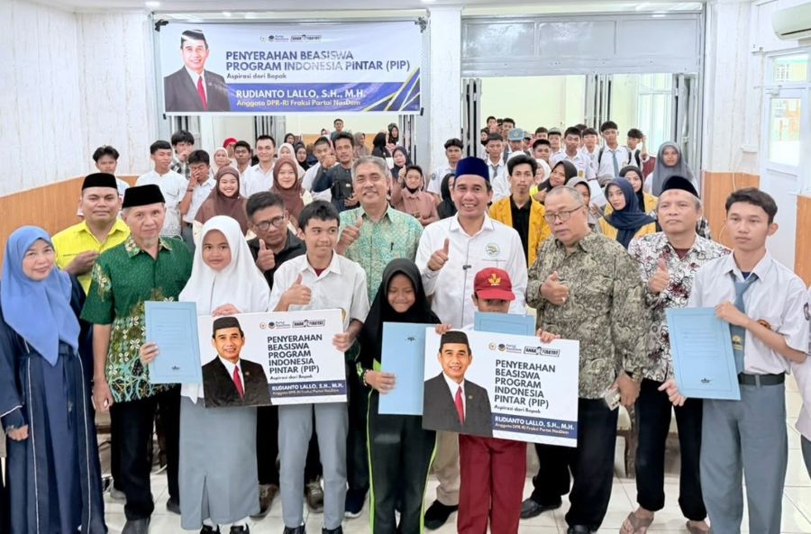 Rudianto Lallo Salurkan Beasiswa PIP di Kota Makassar